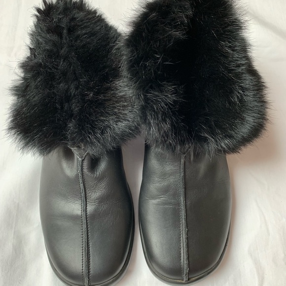 DKNY fur line, short black leather boots, size 5.5 - Picture 5 of 6